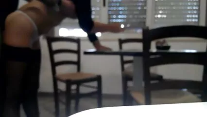 Un hombre se folla a sexsoencasa su novia con un beso.